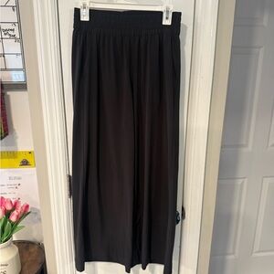Vuori  Villa wide leg black Relaxed Pants SHORT style